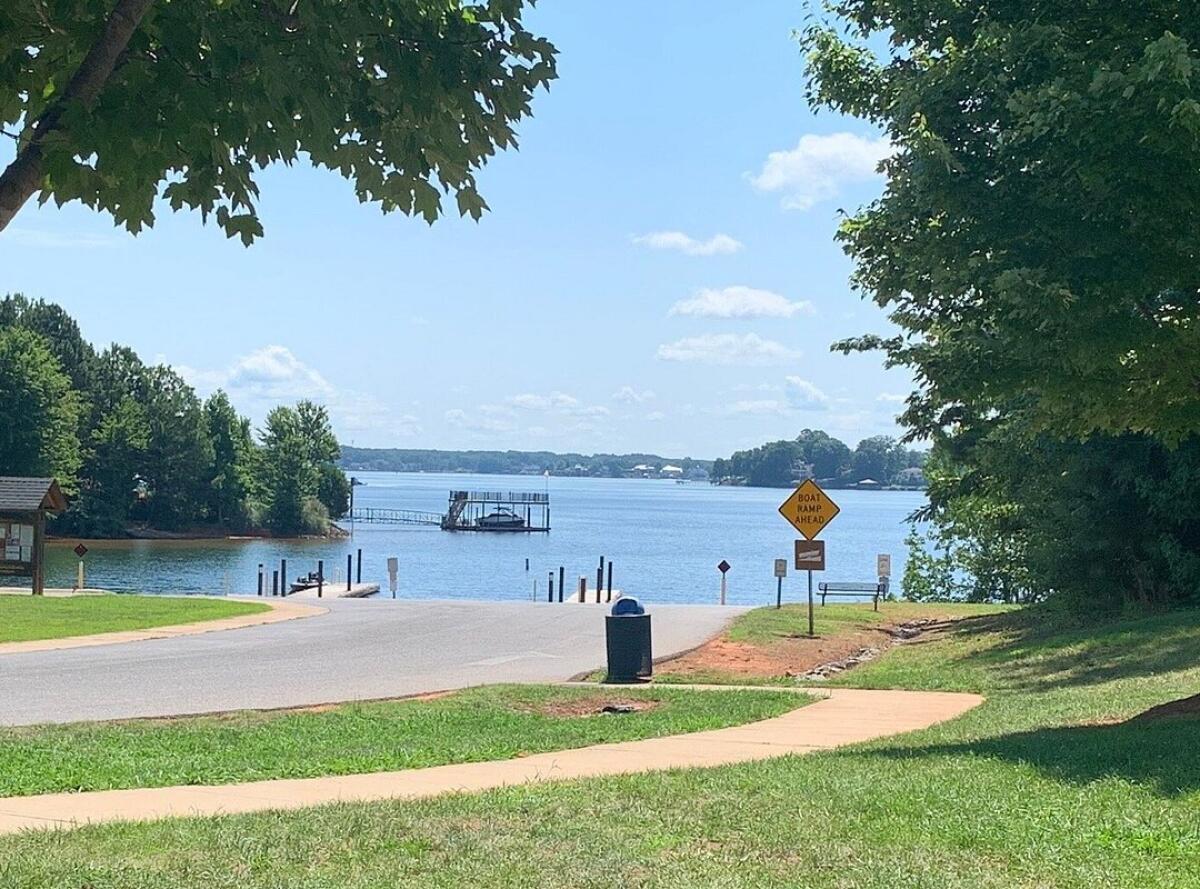 Car rolls into lake at Beatty’s Ford Park